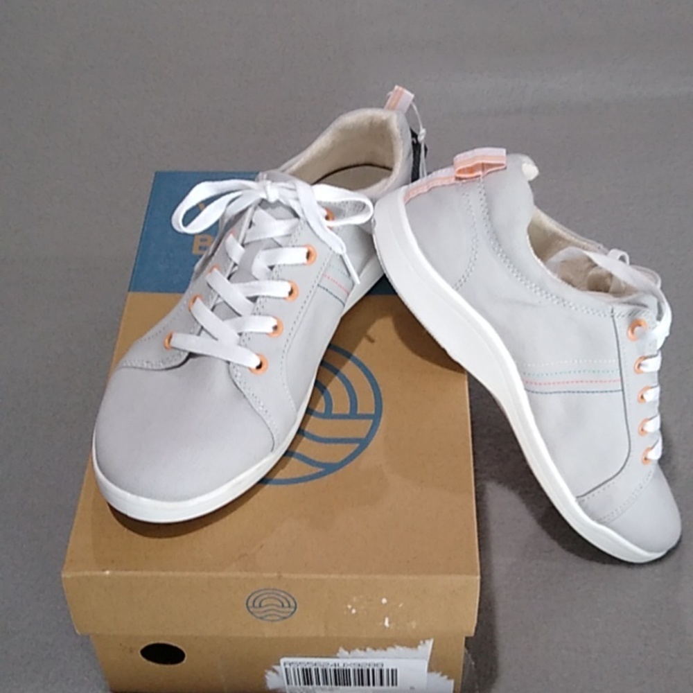 Vionic Beach canvas lace up sneakers size 10
